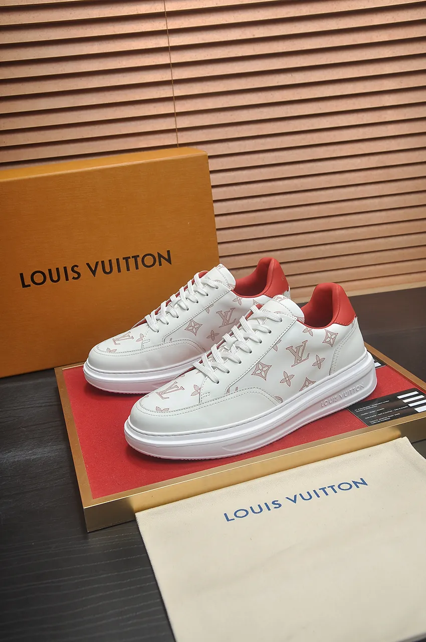 Men's men's shoes 💰640💶Original development, quality shipping, welcome to compare - LV sneaker series sports shoes introduce the loose silhouette of the ready-to-wear series into the spring and summer men's wear shows and make an eye-catching appearance. The cow leather upper is combined with rough fabric laces, and colorful beading highlights the brand's classic elements. LV letters mark the tongue and Monogram floral outsole. Mixed materials Made of top-grain cowhide, thick shoelace design, large Monogram print on the side, mesh lining and cotton feet, the comfort is as extreme as ever, premium heritage, quality first, worth owning! Size: Men’s 38-45 (45 is custom-made and cannot be returned or exchanged)